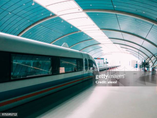 shanghai china maglev treno ad alta velocità - images of china railway high speed trains foto e immagini stock