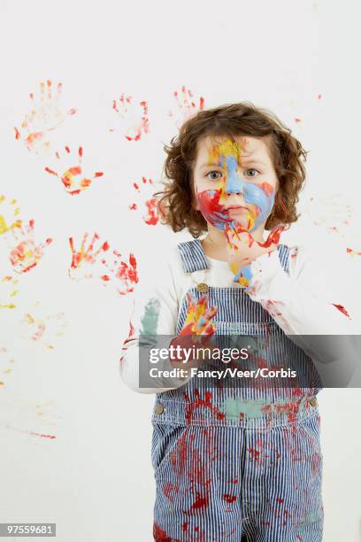 young girl covered in paint - wand streichen stock-fotos und bilder