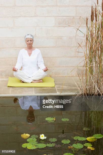 woman in lotus position - ギアナ・ムドラー ストッ��クフォトと画像