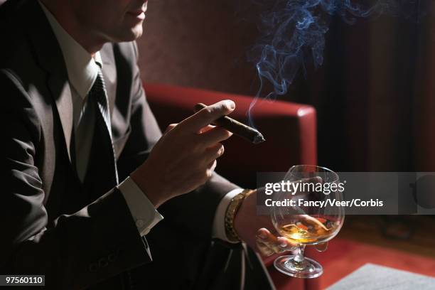 man with cigar and cocktail - the fan of cigars - fotografias e filmes do acervo