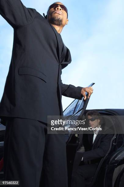 bodyguard opening car door for celebrity - premiere of the bodyguard arrivals fotografías e imágenes de stock