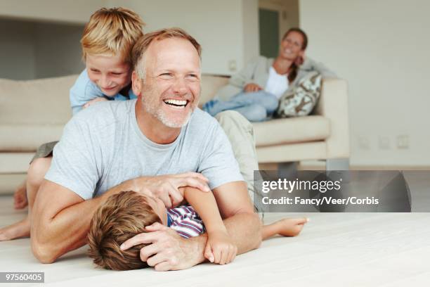 family playing - mom flirting stockfoto's en -beelden