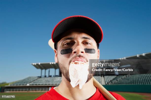 baseball player with bubblegum - eye black stockfoto's en -beelden
