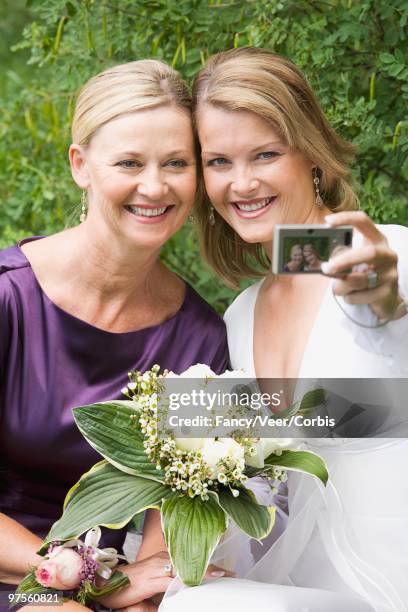 mother posing with daughter for wedding photo - photographie numérique photos et images de collection