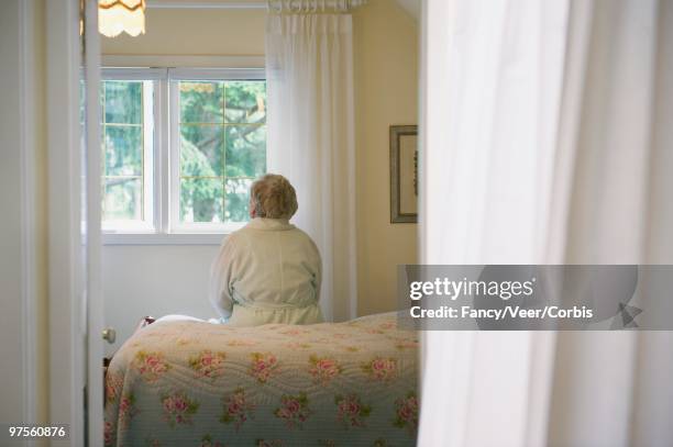 senior woman - elderly woman from behind photos et images de collection