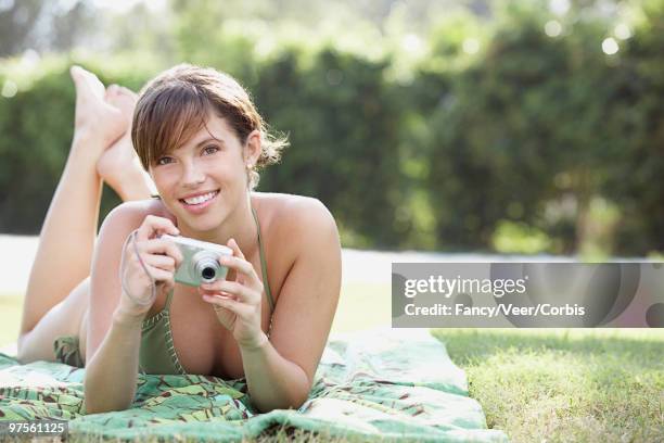 teenage girl with digital camera - photographie numérique photos et images de collection
