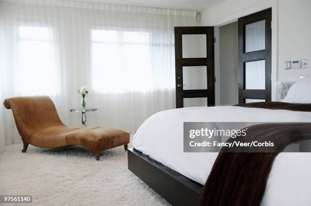 elegant shag carpeted bedroom - confort at hotel bedroom ストックフォトと画像