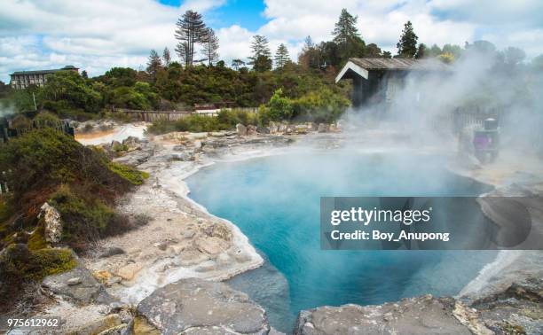 the beautiful turquoise hot spring called "champagne pool" in whakarewarewa the living maori village in rotorua, new zealand. - austraal aziatische volksstammen stockfoto's en -beelden