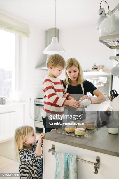noordse familie semla broodjes maken op vastenavond - family at kitchen stockfoto's en -beelden