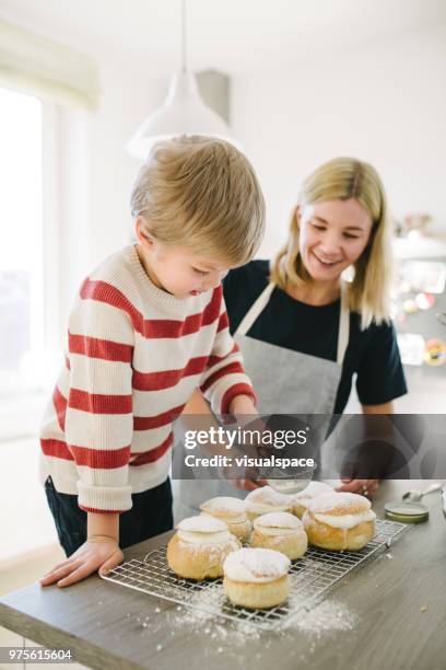 mãe e filho fazendo pães semla na terça-feira gorda - pancake day - fotografias e filmes do acervo