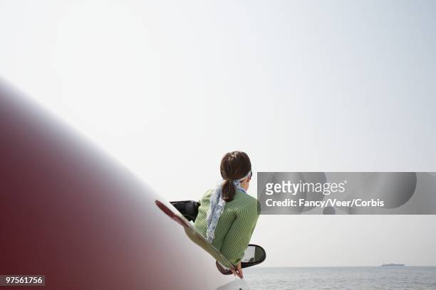 woman looking at ocean - foulard vent photos et images de collection