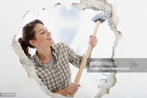 woman using sledgehammer - sledgehammer stockfoto's en -beelden