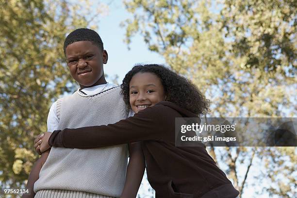 girl hugging brother - preadolescent kind 個照片及圖片檔