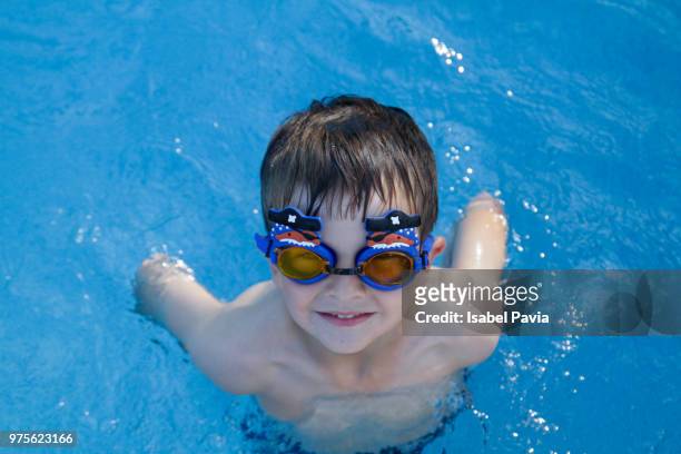 boy with goggles in pool - isabel pavia stockfoto's en -beelden