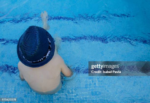 boy relaxed at poolside, in summer - isabel pavia stock-fotos und bilder