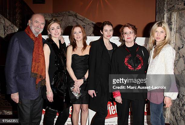 Jean-Pierre Marielle and Julie Gayet and Lea Drucker and Louise Monot and Dominique Lavanant and Clemence Poesy pose for "Piece Montee" Paris...