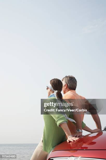 couple looking at ocean - foulard vent photos et images de collection