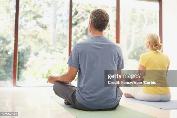 couple doing yoga - ギアナ・ムドラー ストックフォトと画像