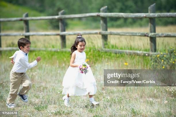 flower girl and ring bearer running - ring bearer stockfoto's en -beelden