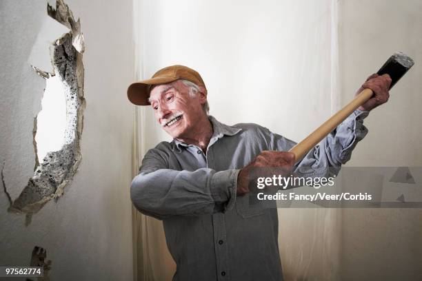man using sledgehammer - sledgehammer stockfoto's en -beelden
