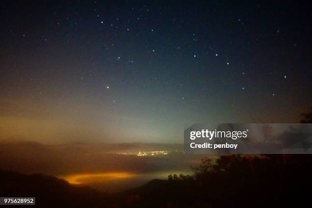 night view from cho kyung-chul observatory - la charrue photos et images de collection