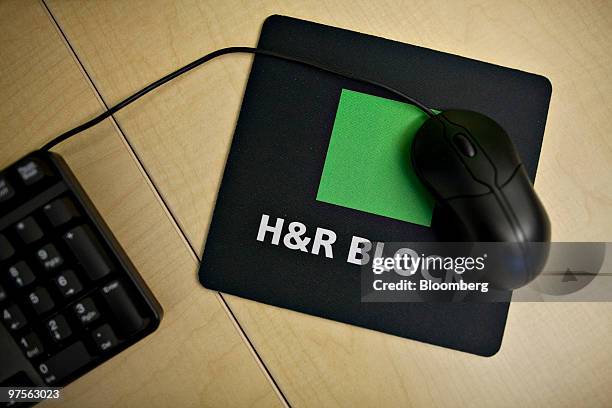Block Computer Mouse Miss Mouse Photos and Premium High Res Pictures - Getty Images