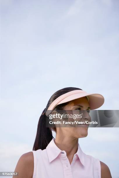 woman smiling - porträt frau blick in ferne stock-fotos und bilder