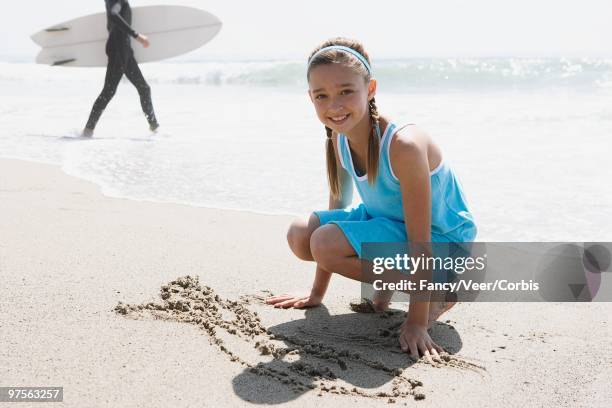 girl playing in sand - capelli onde foto e immagini stock