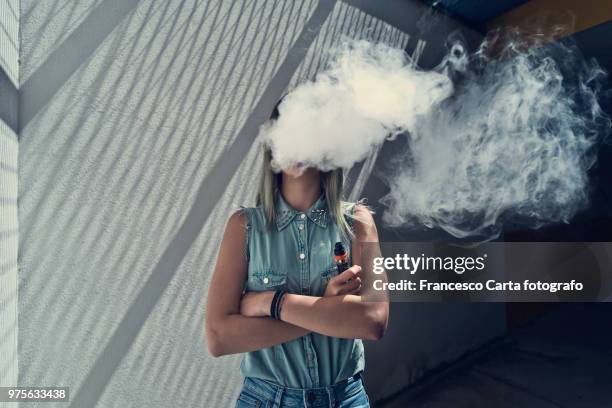 vapor smoke - electronic cigarette stockfoto's en -beelden