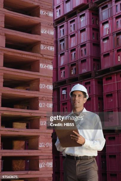 foreman taking inventory - vrachtruimte stockfoto's en -beelden