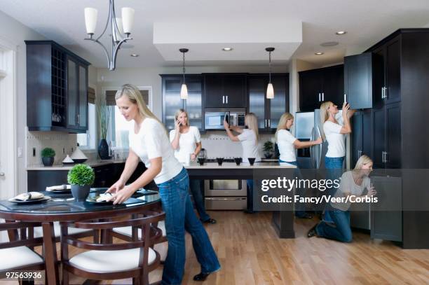 woman busy in kitchen - een dag uit het leven serie stockfoto's en -beelden