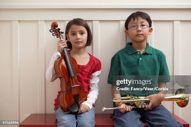 children with musical instruments - cheveux cuivre photos et images de collection