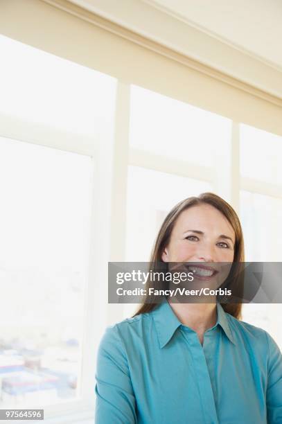 businesswoman smiling - imagem super exposta - fotografias e filmes do acervo