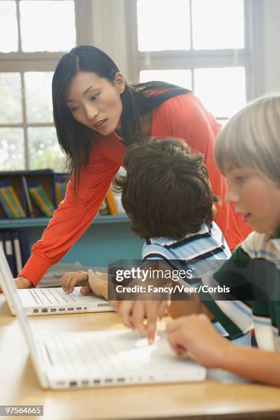 teacher helping student - imagem super exposta - fotografias e filmes do acervo