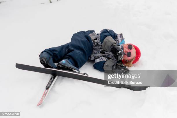 4 year old girl with skis on the ground - erik buraas stock-fotos und bilder