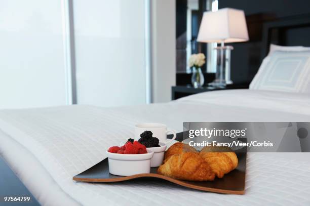 breakfast tray on freshly made bed - confort at hotel bedroom ストックフォトと画像