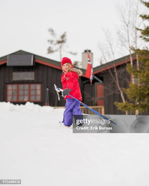 a 4 year old girl skiing - erik buraas stock-fotos und bilder