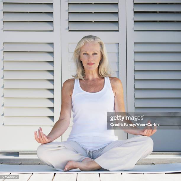 woman doing yoga - ギアナ・ムドラー ストックフォトと画像