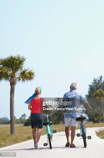 couple walking - foulard vent photos et images de collection