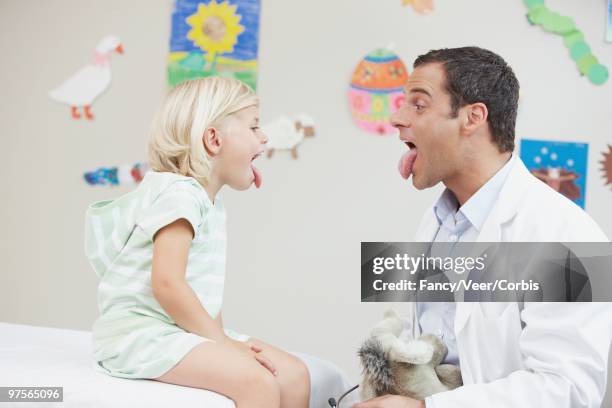 doctor and patient sticking out tongues - girl tongue doctor stockfoto's en -beelden