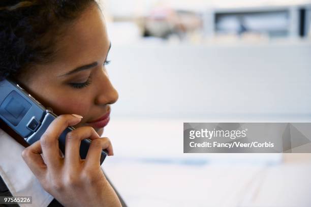 businesswoman on cell phone - imagem super exposta - fotografias e filmes do acervo
