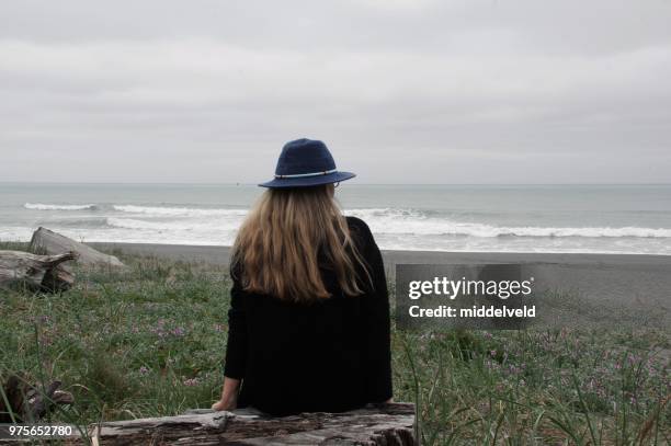 mujer mirando al mar - redwood shores fotografías e imágenes de stock