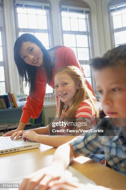 teacher helping student - imagem super exposta - fotografias e filmes do acervo