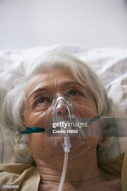 patient wearing respirator - ventilador equipo respiratorio fotografías e imágenes de stock