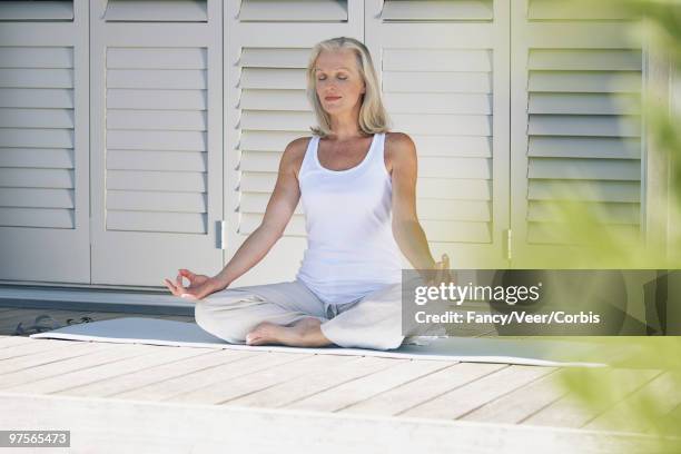 woman doing yoga - ギアナ・ムドラー ストックフォトと画像