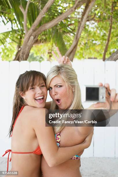 friends in bikinis taking picture of themselves - photographie numérique photos et images de collection