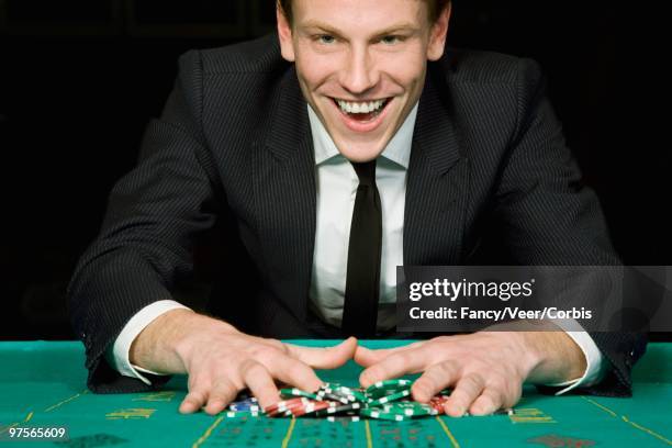 man winning roulette game - gambling table 個照片及圖片檔