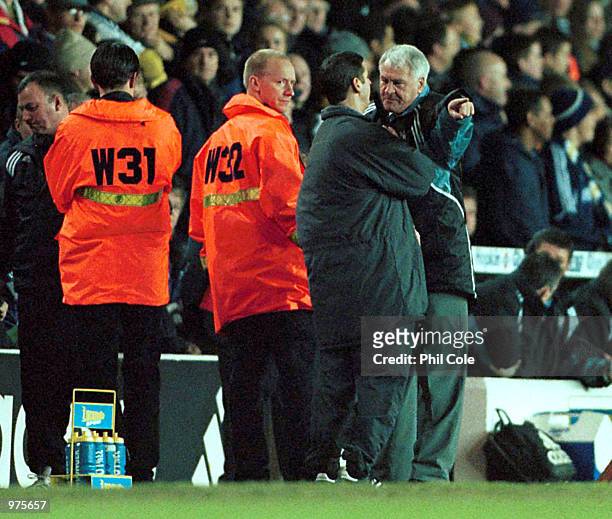 Manager Bobby Robson of Newcastle argues with the fourth official Mr A D''Urso as Nolberto Solano is sent off during the match between Tottenham...