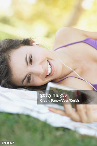 woman listening to music - veer stock pictures, royalty-free photos & images