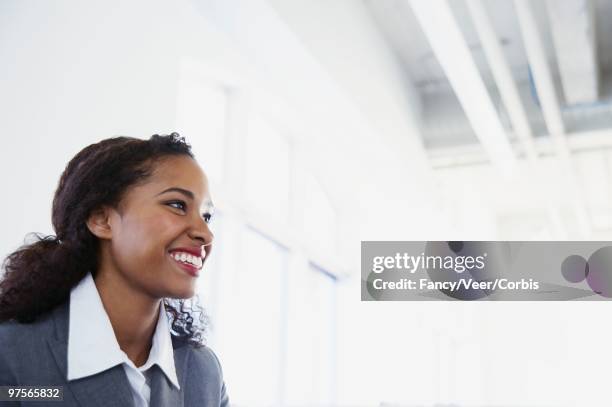 businesswoman smiling - imagem super exposta - fotografias e filmes do acervo